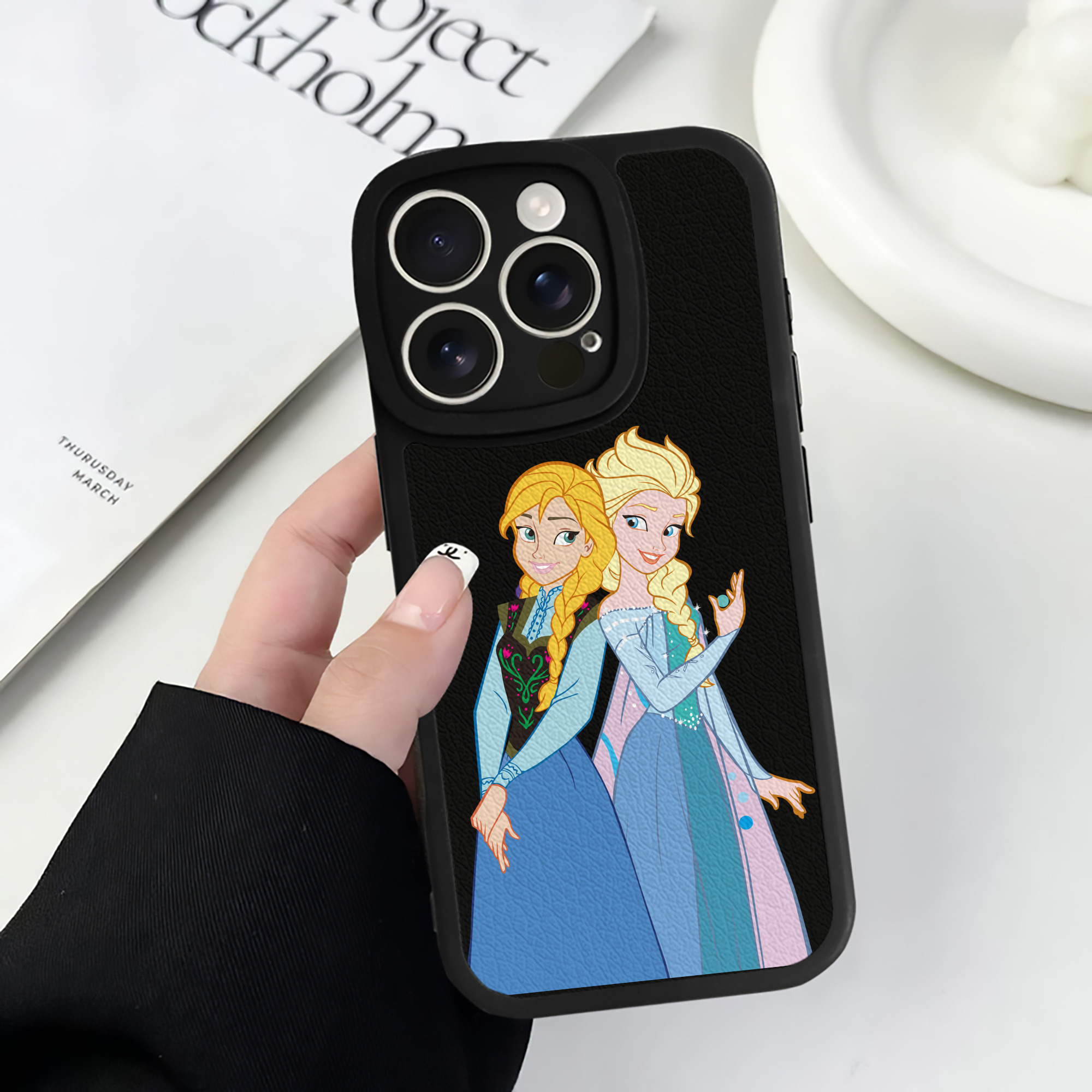 （画像用） アナと雪の女王 アンナ エルサ Frozen Anna Elsa 【iPhone 16シリーズ対応】シリコンスマホケース（レザー調） 材質：シリコン